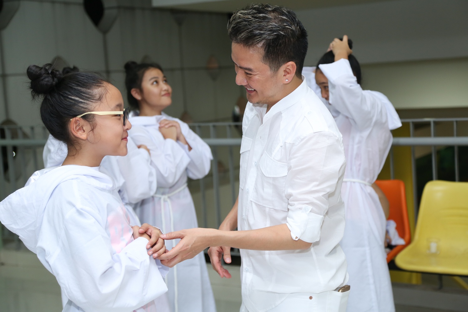 Dam Vinh Hung tu tay lau mo hoi cho dien vien nhi hinh anh