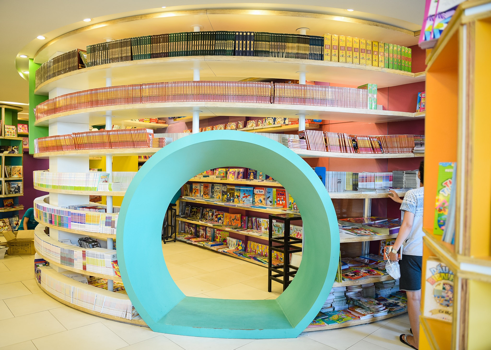 Khong gian an tuong cua nha sach Ca chep hinh anh