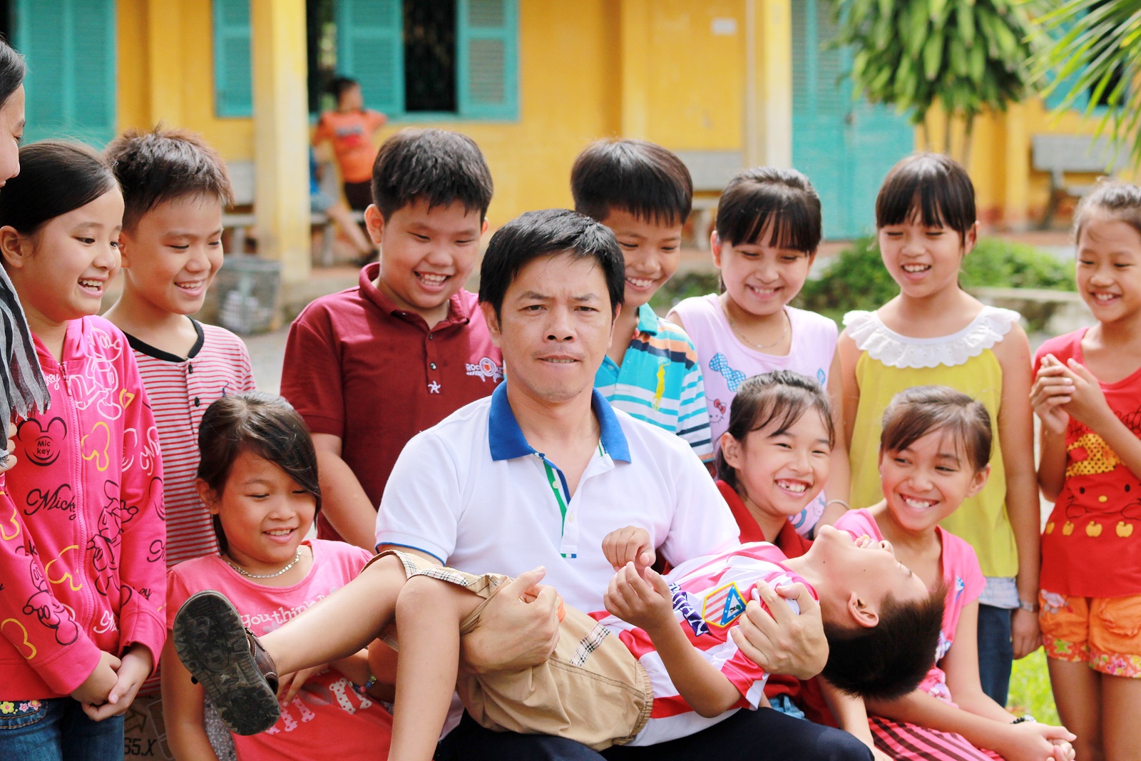 Thai Hoa be bong cac em nho trong chuyen di tu thien hinh anh