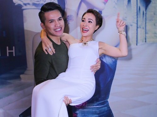 Uyen Linh duoc Quoc Thien be bong trong hop bao hinh anh