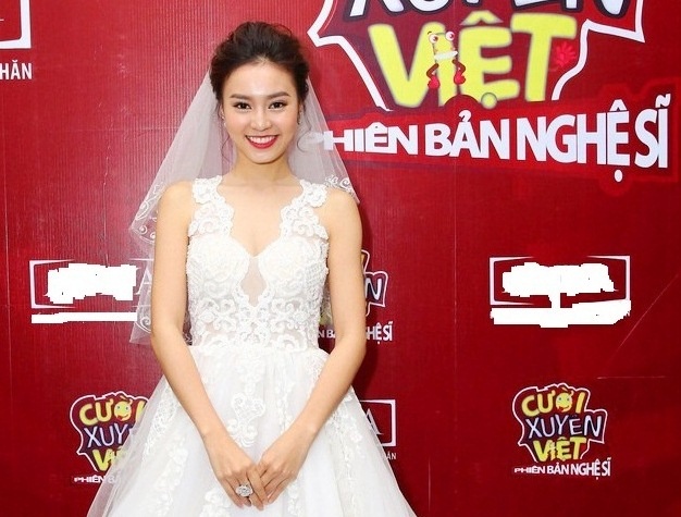 Lan Ngoc mac vay cuoi, tai hop nguoi yeu cu tren san khau hinh anh