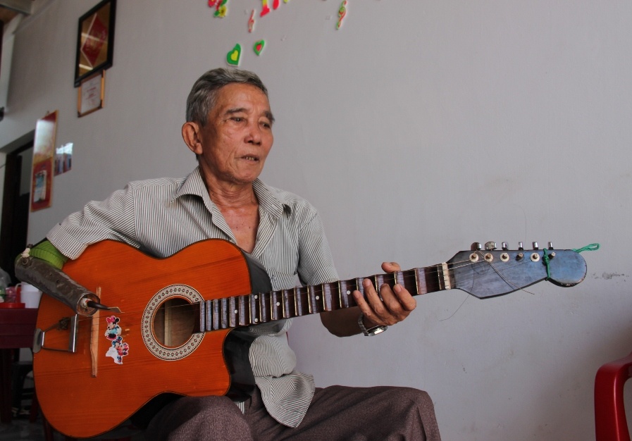 Ong Sau cut tay va cay guitar phim lom hinh anh