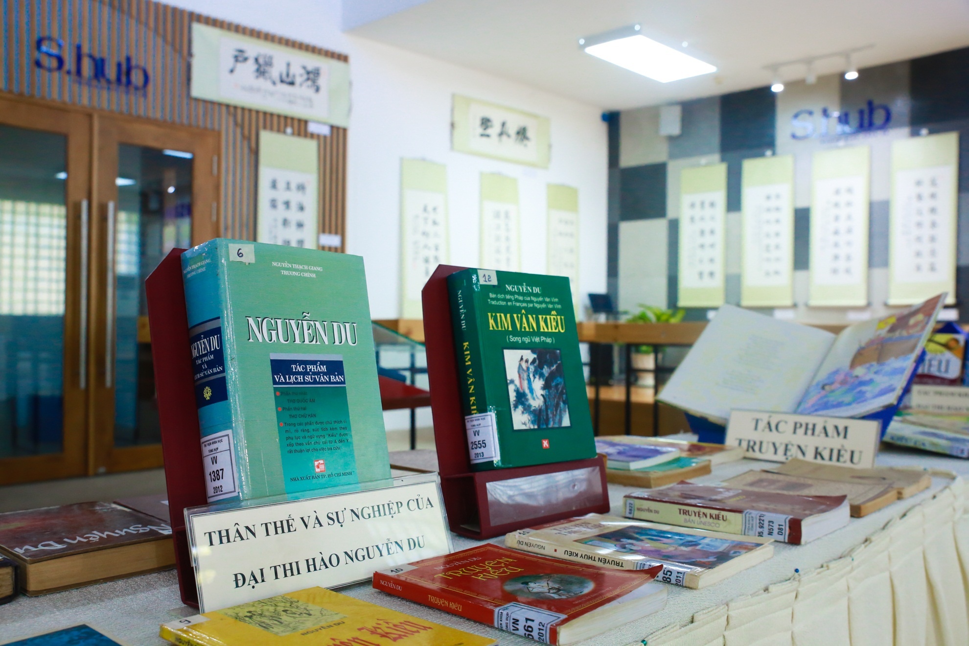 Nhieu tu lieu quy trung bay trong Tuan trien lam Nguyen Du hinh anh