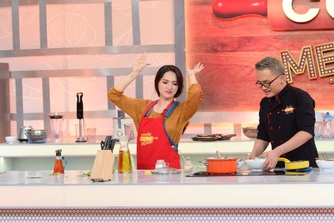 Huong Giang Idol hau dau khi vao bep hinh anh