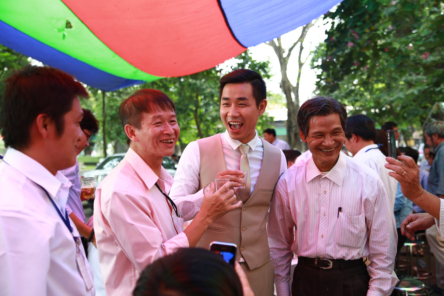 Nhân ngày nhà giáo Việt Nam, Khang đã quay trở về thăm lại trường Đại Học Bách Khoa TPHCM để gặp các thầy cô giáo cũ. Nơi đây đã để lại rất nhiều kỷ niệm trong Khang. Nơi Khang được gặp thầy trưởng khoa Khoa Học Ứng Dụng thầy Thái, thầy chủ nhiệm bộ môn Vật Lý thầy Linh, thầy Xuân, các thầy cô giáo môn đại cương Toán A1,A2,A3,A4, thầy Võ Phổ dạy Triết...Các thầy cô rất yêu quý Khang. Thầy cô còn bảo hay xem những chương trình Khang dẫn như Trò chơi âm nhạc hay Sasuke lắm...Thât vui và hạnh phúc của Khang Dù không theo nghề kỹ sư, nhưng những gì thầy cô dạy luôn theo Khang trên mọi nẻo đường trong cuộc sống, nhất là những bài học làm người.