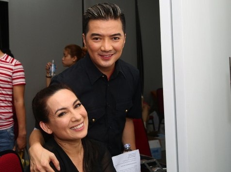 Dam Vinh Hung om Phi Nhung tinh cam hinh anh