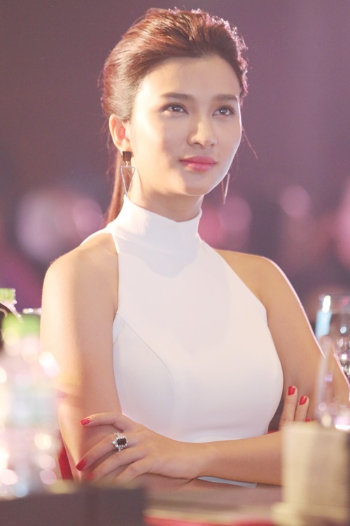 Diễn viên Kim Tuyến thanh lịch trong chiếc đầm trắng của nhà thiết kế Lưu Ngọc Kim Khanh.