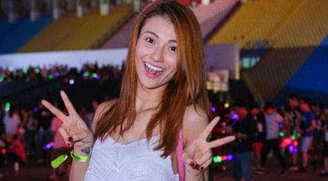 Sao Viet mac goi cam di nghe nhac dien tu hinh anh