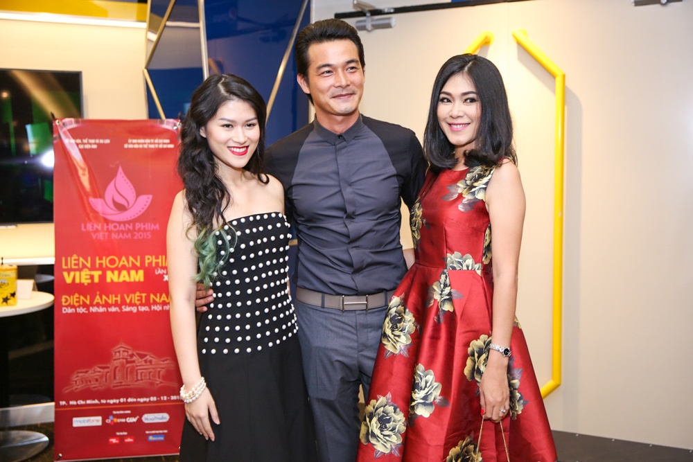 Quach Ngoc Ngoan tinh tu ben hai nguoi dep o su kien hinh anh