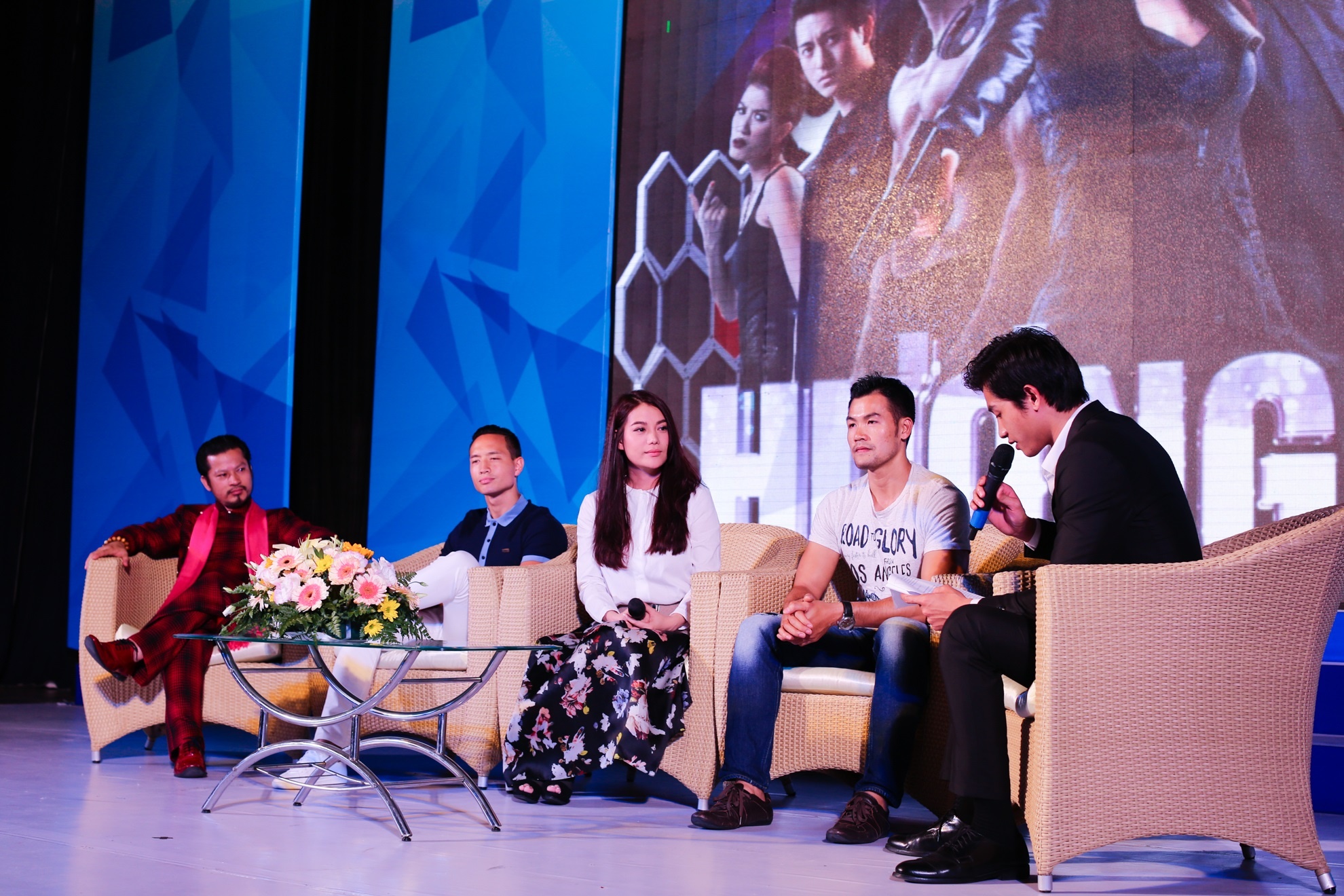 Doan lam phim 'Huong ga' giao luu cung nguoi ham mo hinh anh