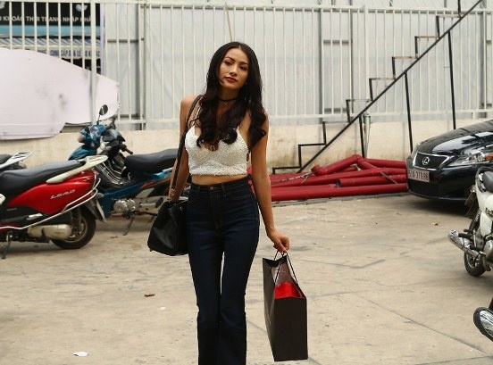 Truong Nhi mac goi cam di dien hai cung La Thanh hinh anh