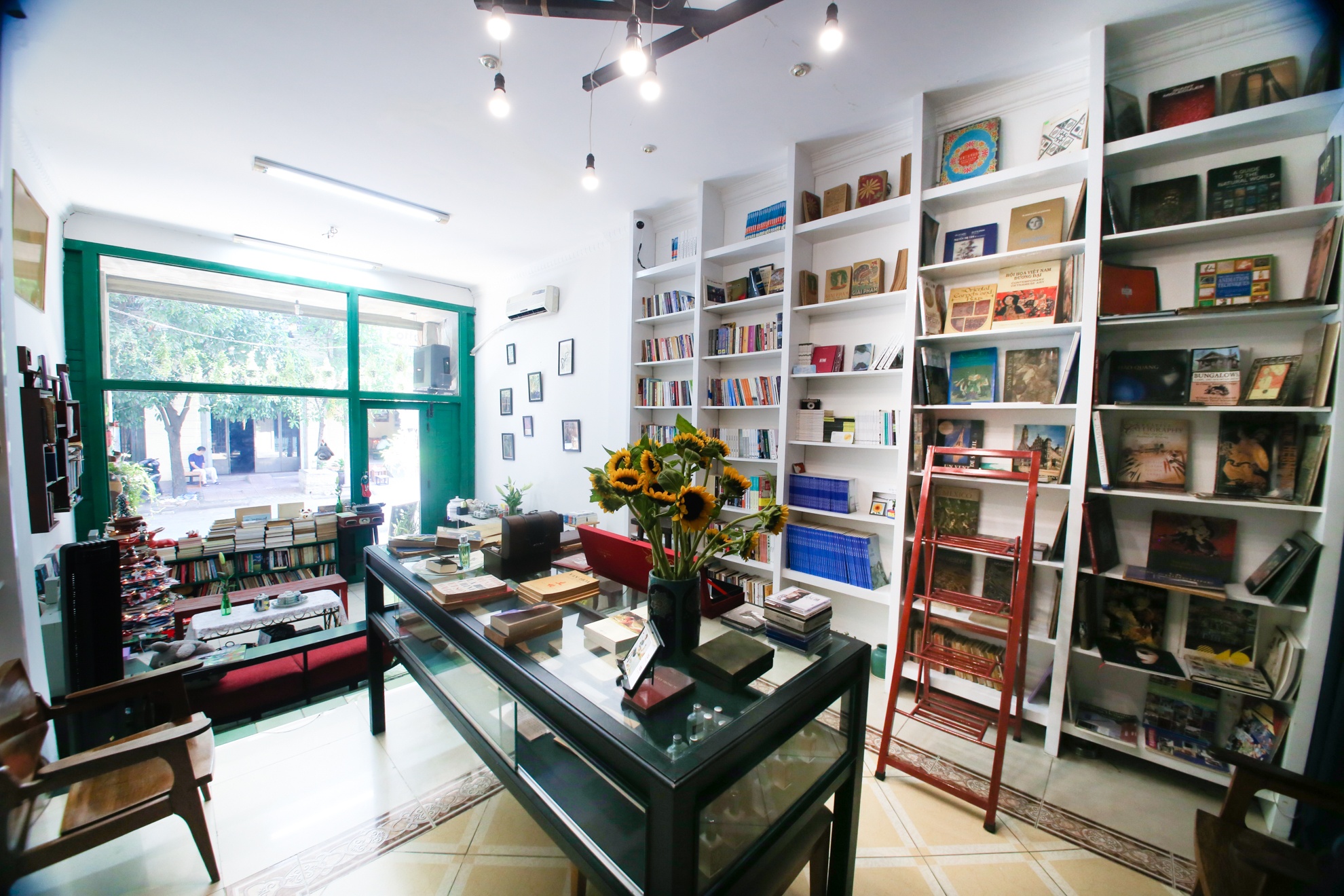 Doc sach ben hoa va khong gian ngat huong thom hinh anh