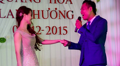 Quang Hoa hat tang vo trong dam cuoi hinh anh
