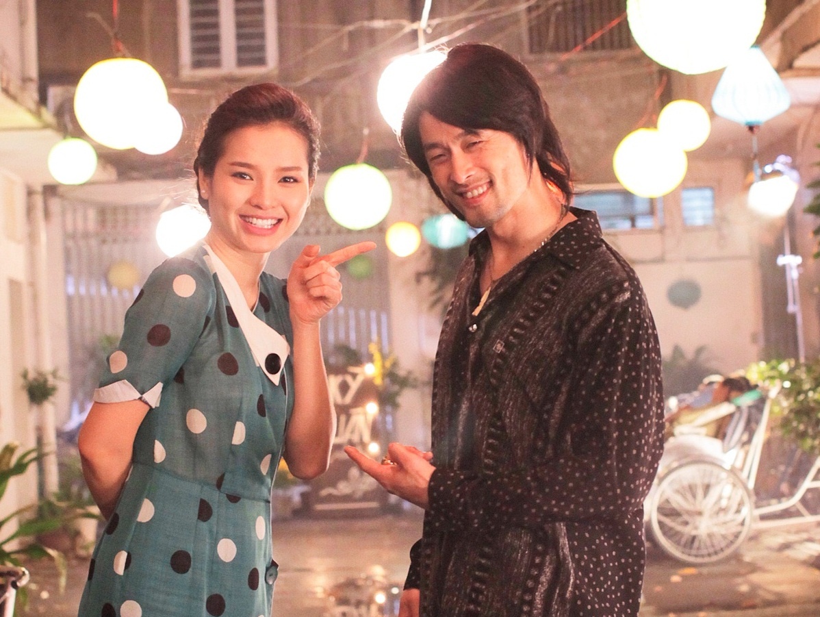 Johnny Tri Nguyen hen ho voi Phuong Trinh Jolie trong phim hinh anh