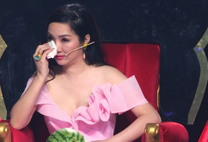 Nam Thu khien giam khao Cuoi xuyen Viet khoc sung mat hinh anh