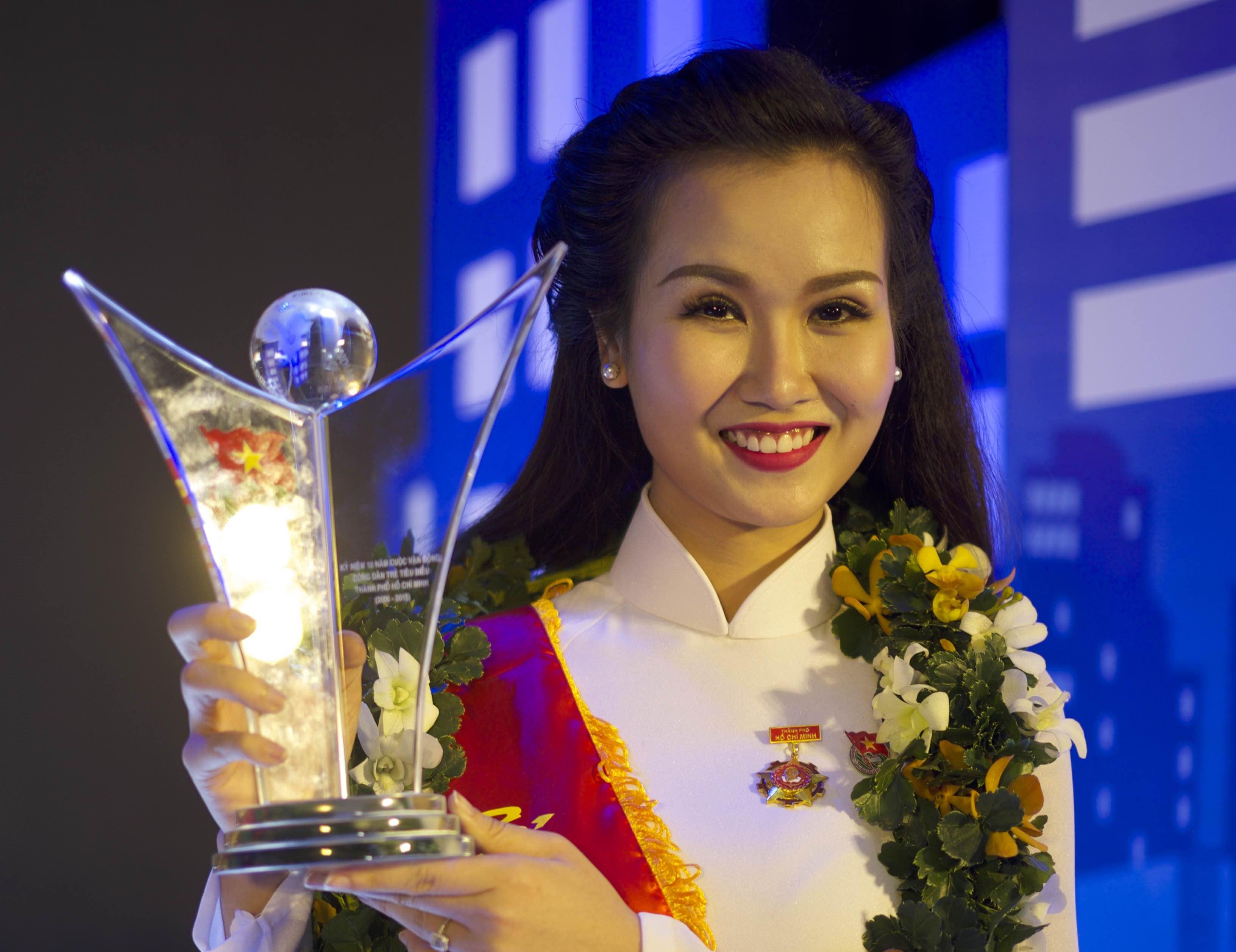 Vo Ha Tram tro thanh Cong dan tre tieu bieu cua TP HCM 2015 hinh anh