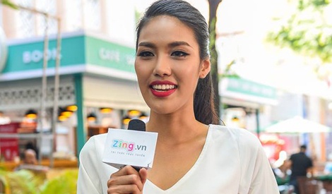 Hoa khoi Lan Khue hao hung truoc gio khai truong duong sach hinh anh