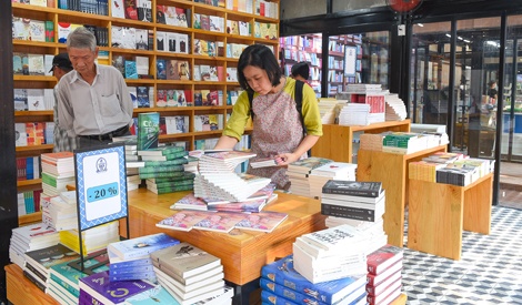 Duong sach TP HCM tat bat trong ngay khanh thanh hinh anh