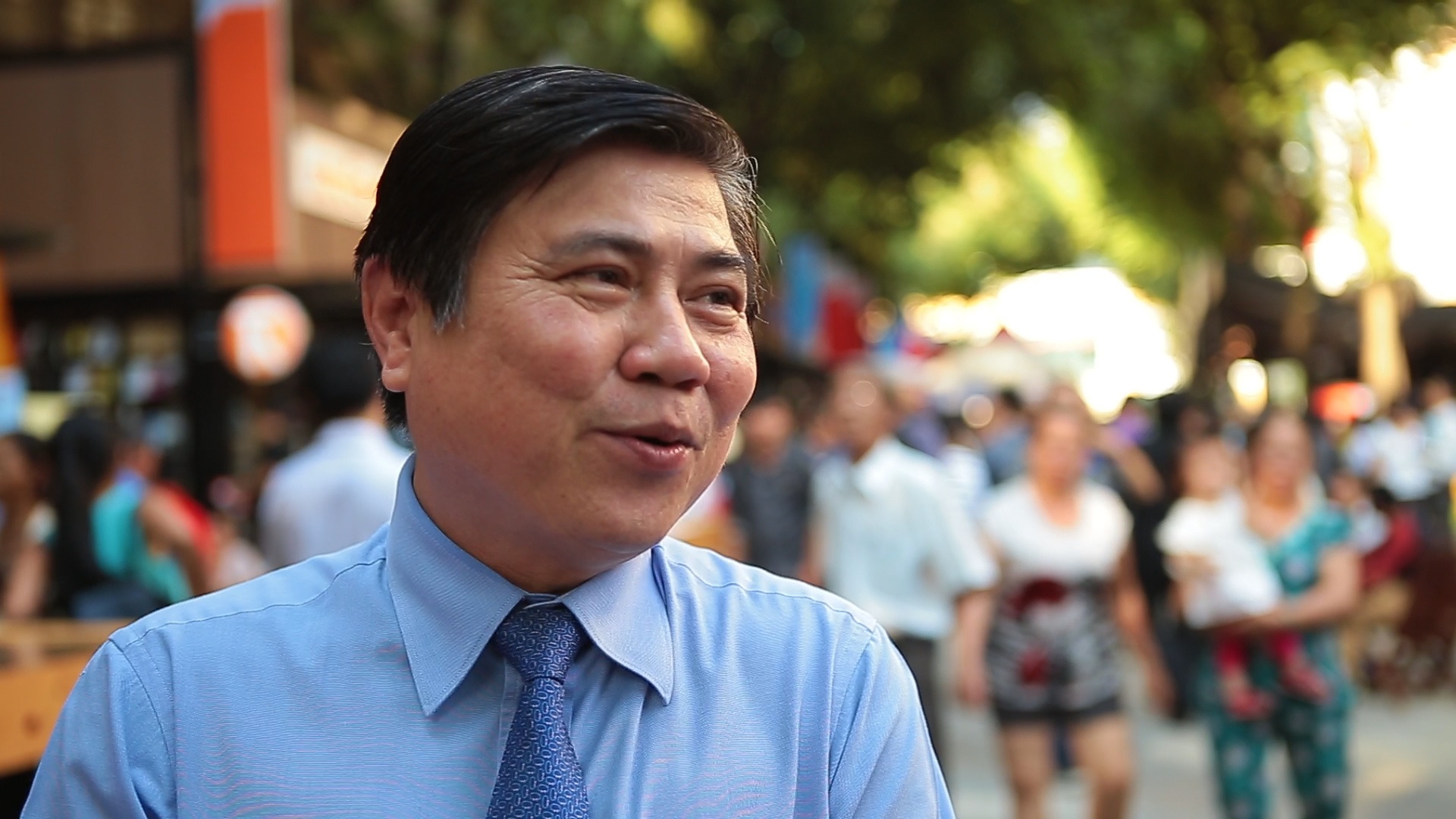 Ong Nguyen Thanh Phong - Chu tich UBND TP HCM chia se ve duong sach hinh anh