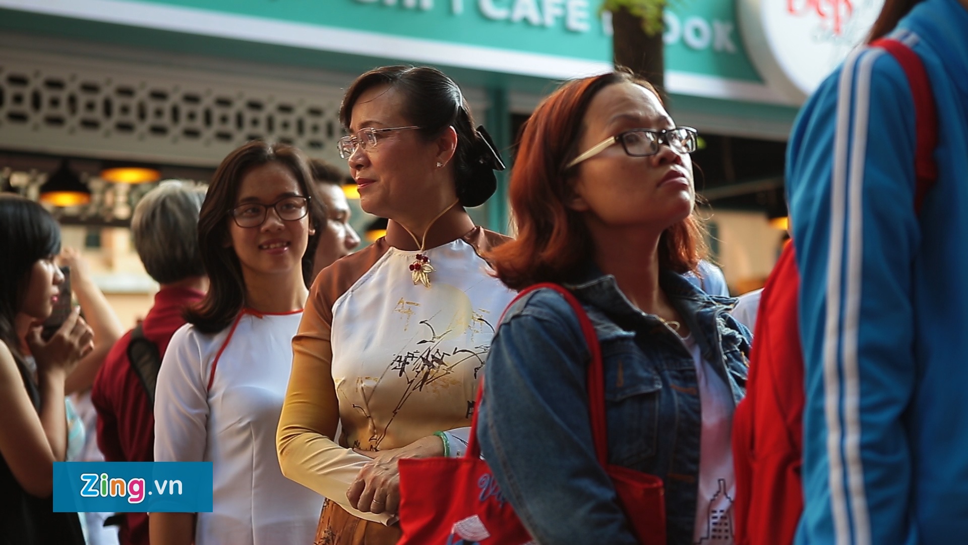 Chu tich HDND TP HCM xep hang cho xin chu hinh anh