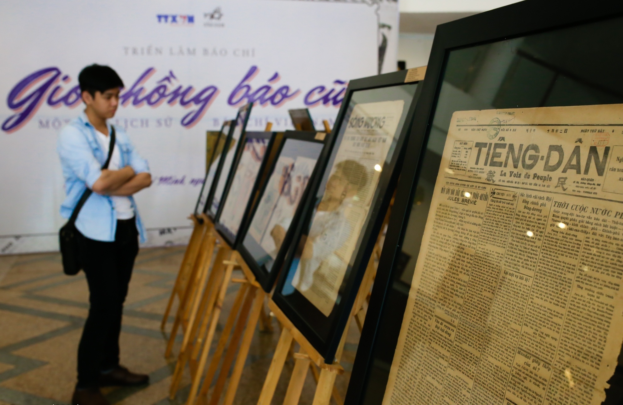 Xem bao xua trong trien lam 'Gio chong bao cu' hinh anh