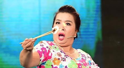 Thanh Van nuot than hong, tap vo Vovinam tren san khau hinh anh