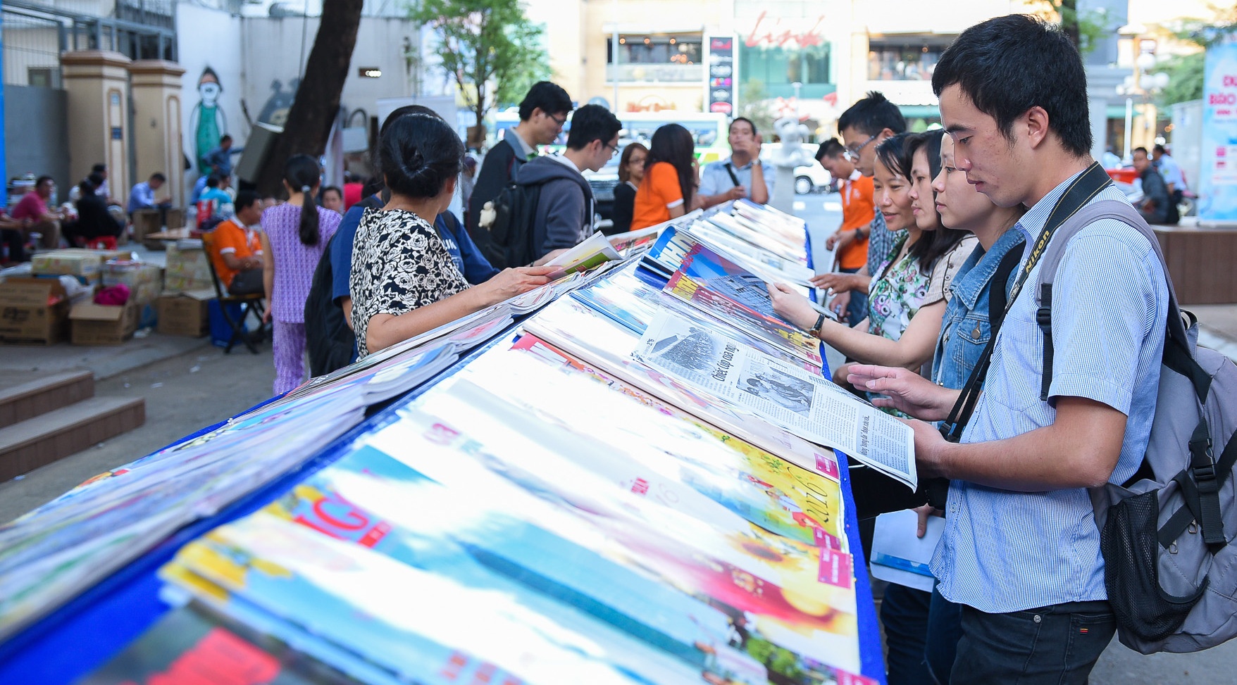 Bao xuan khoe sac tren duong sach TP HCM hinh anh