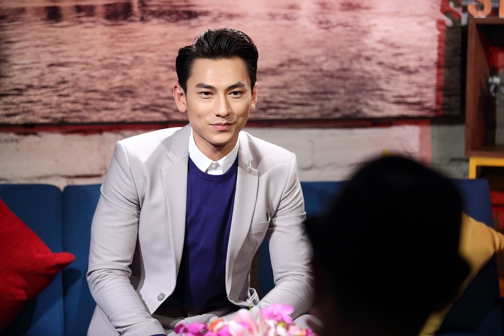 Isaac tung bi che gieu vi yeu ca hat hinh anh