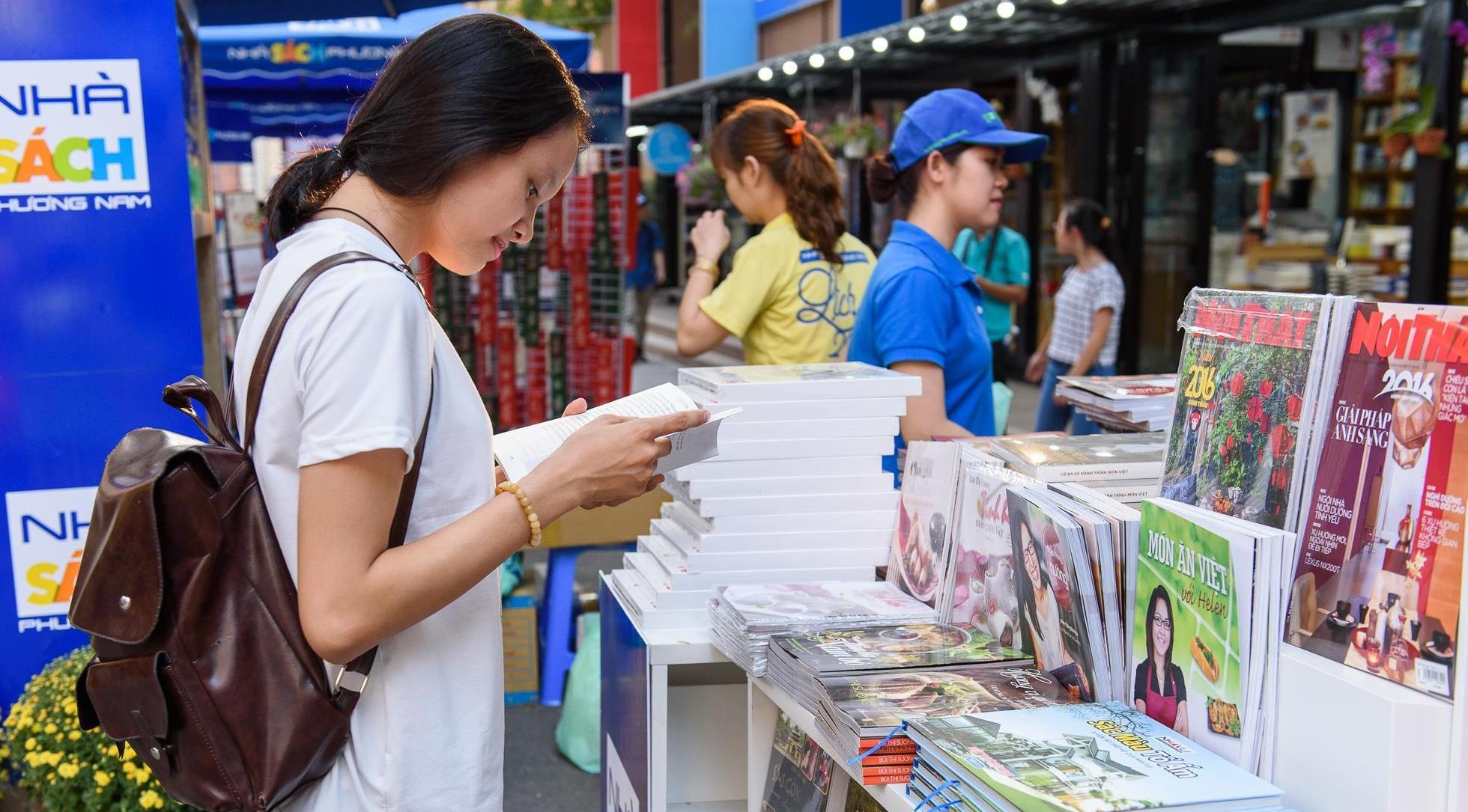 Duong sach TP HCM to chuc phien cho Xuan hinh anh