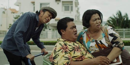 Hoai Linh oan minh dap xich lo trong phim Tet hinh anh