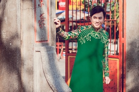 Ca si Quoc Dai dien ao dai di le chua dau nam hinh anh