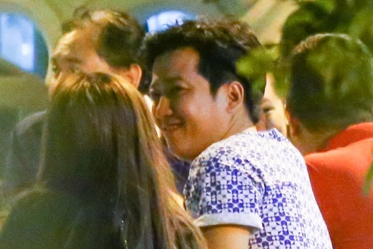 Nha Phuong lien tuc om Truong Giang khi di an dem hinh anh