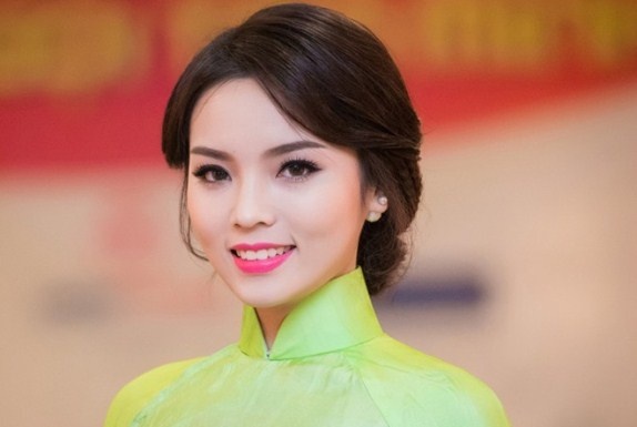 Hoa hau Ky Duyen lam giam khao cuoc thi Duyen dang ao dai hinh anh