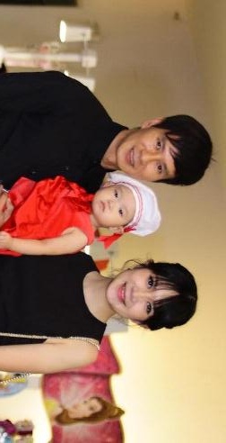 Vo chong Ly Hai dua 3 con di xem nhac kich hinh anh