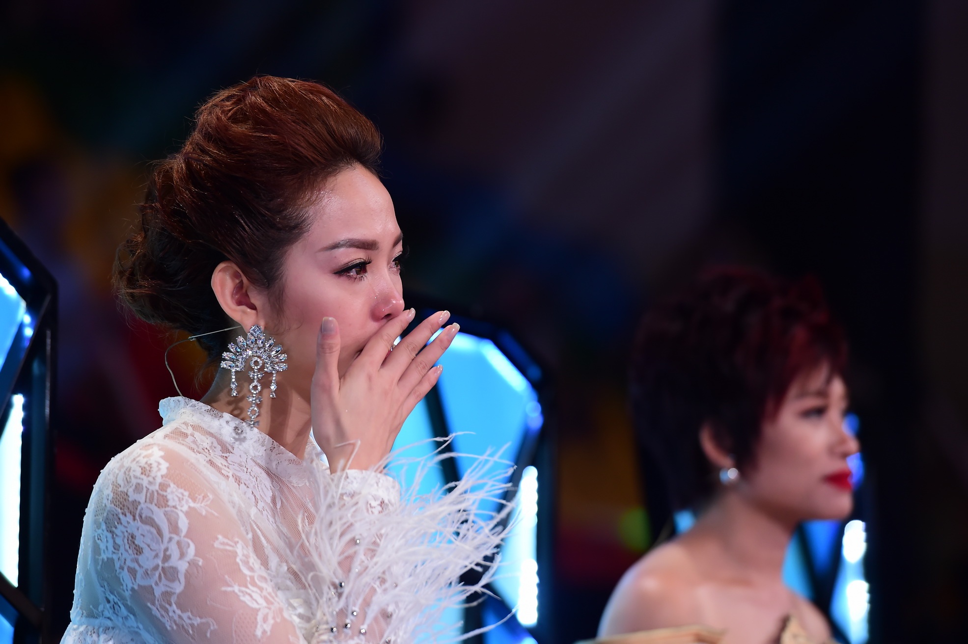 Minh Hang khoc khi ngoi ghe nong hinh anh