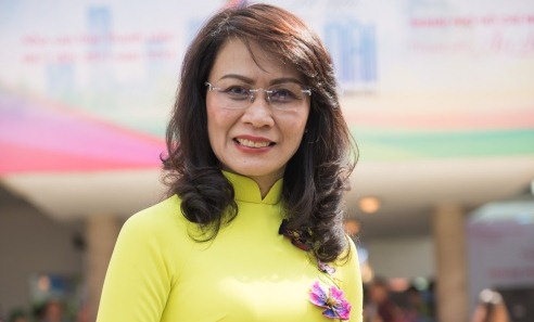 Pho chu tich UBND TP HCM: 'Toi sang tao hon khi mac ao dai' hinh anh