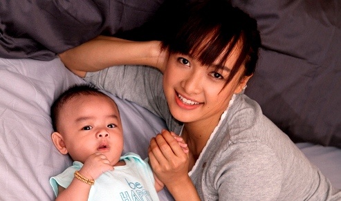 Le Be La khoe con trai khau khinh hinh anh