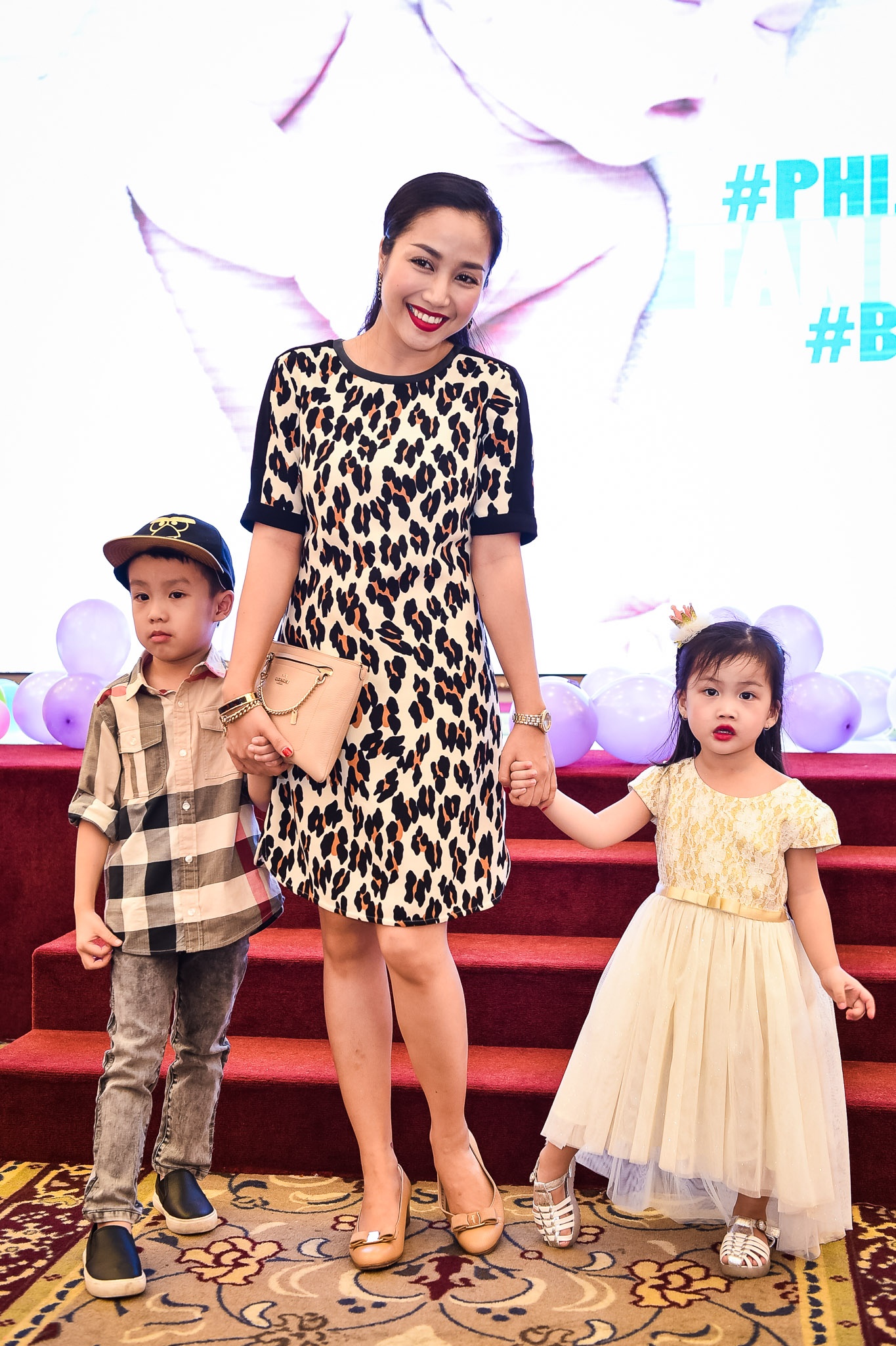 Phi Thanh Van lam day thang cho con trai anh 7