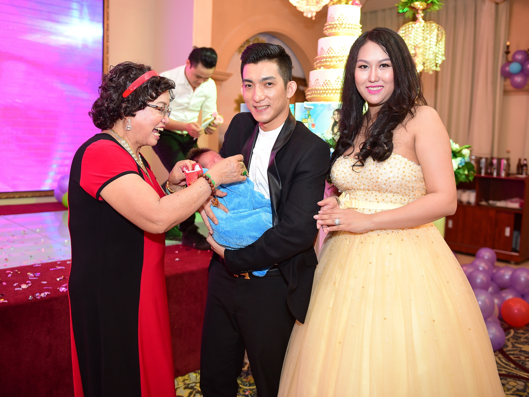 Phi Thanh Van lam day thang cho con trai anh 5