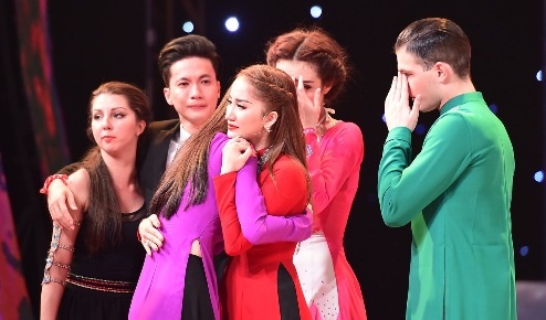 Khanh Thi khoc vi thi sinh duoc binh chon it hinh anh