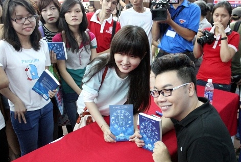 Fan vay kin Hamlet Truong trong ngay ra mat sach hinh anh