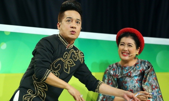 Giam khao Cuoi xuyen Viet rut tien tang thi sinh hinh anh