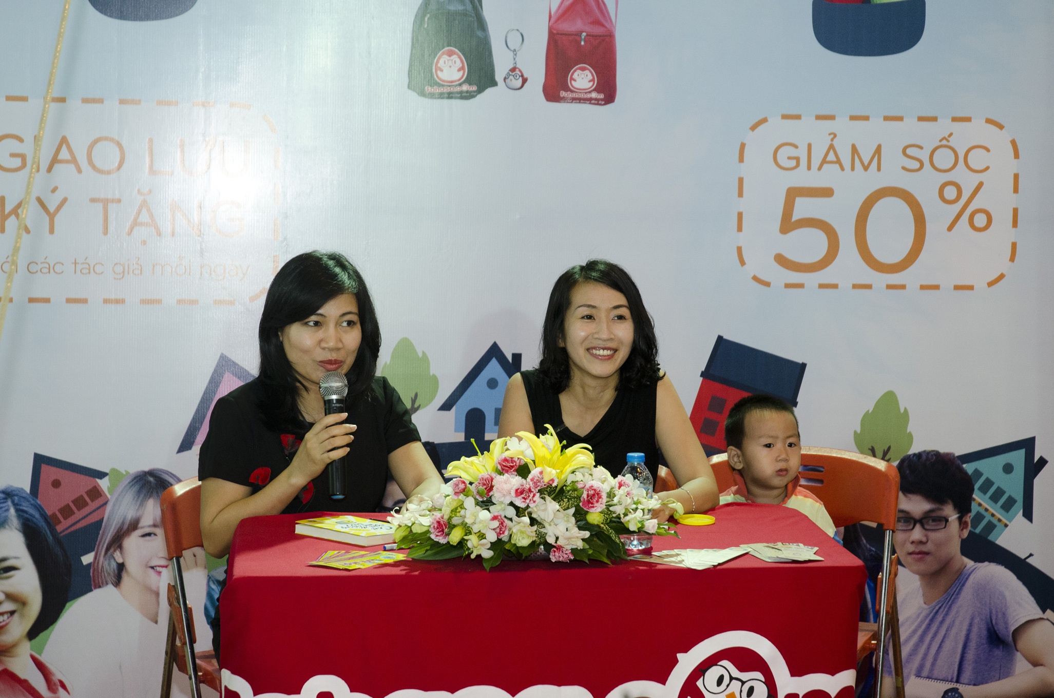 Các bà mẹ gặp gỡ tại hội sách TP HCM ảnh 1 Cac ba me gap go tai hoi sach TP HCM anh 1