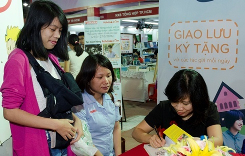 Cac ba me tre gap go tai hoi sach TP HCM 2016 hinh anh