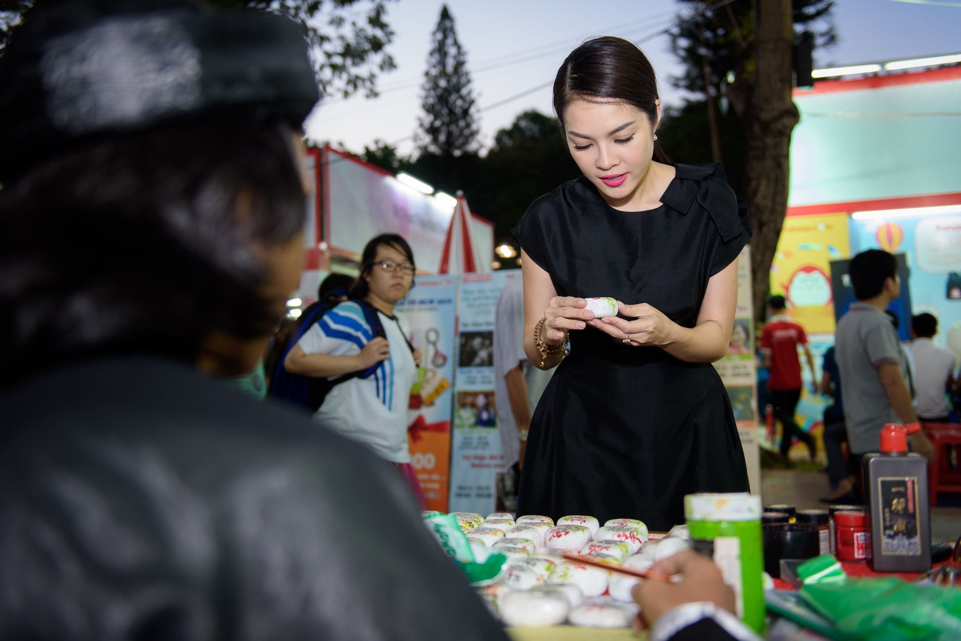 Duong Cam Lynh di mua sach anh 5