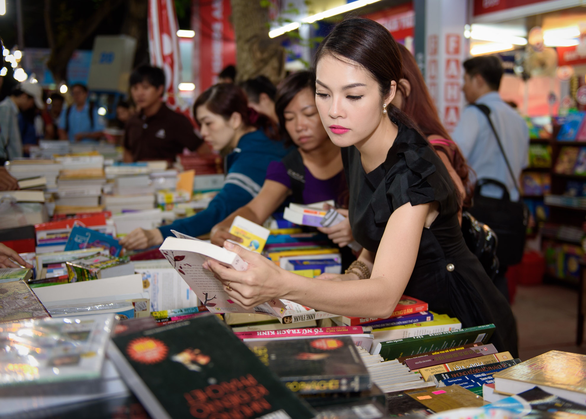 Duong Cam Lynh di mua sach anh 1