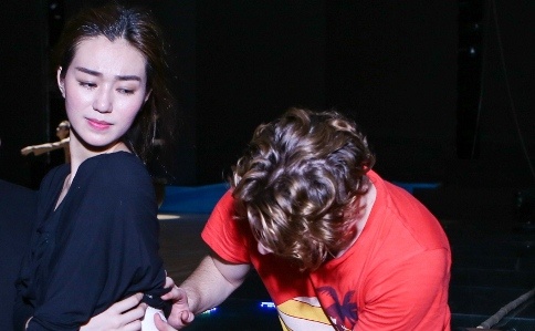 Khanh My duoc ban nhay chuom da, xoa lung trong hau truong hinh anh