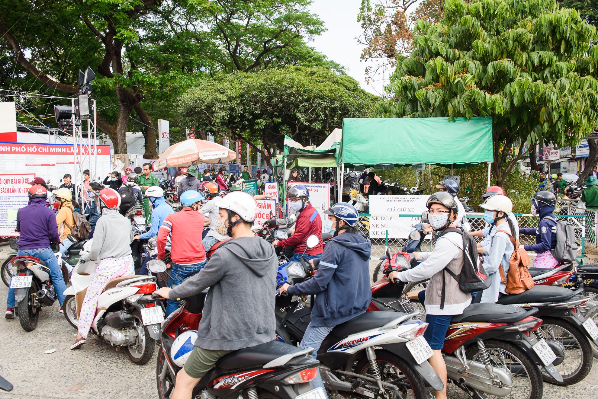 Hoi sach TP HCM 2016 giam gia soc anh 10