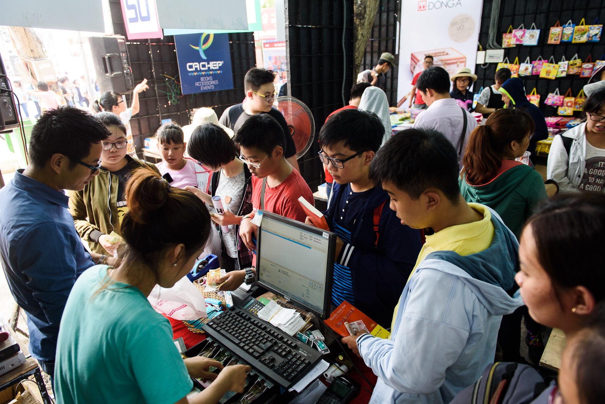 Hoi sach TP HCM 2016 giam gia soc anh 8