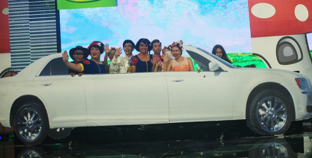 Cuoi xuyen Viet chu de Quang cao anh 5